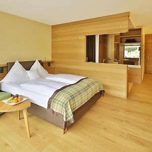 Großes Zimmer mit Kingsize-Bett